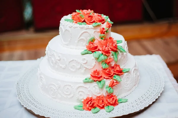 A traditional and decorative wedding cake — Stock Photo, Image