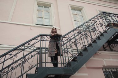 iş kadını sokakta yürüme