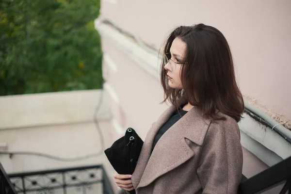 Mulher de negócios andando na rua — Fotografia de Stock