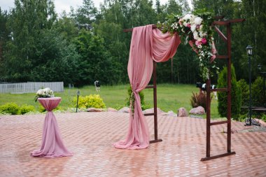 Arch düğün töreni için. Kemer, güzel taze çiçekler ve bez ile süslü. Bordeaux renk. Evlilik evinde kayıt.