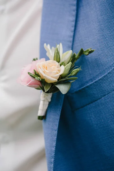 Groom boutonnière sur le revers — Photo