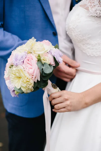 Brudgummen på bröllop gå kramar försiktigt brudens midja. — Stockfoto