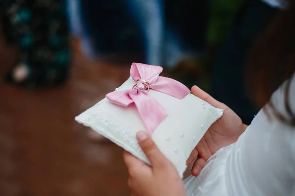Anéis de casamento na menina de travesseiro carrega — Fotografia de Stock