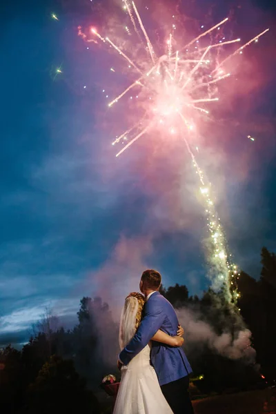 Fuochi d'artificio. Sposa e sposo abbracciare — Foto Stock