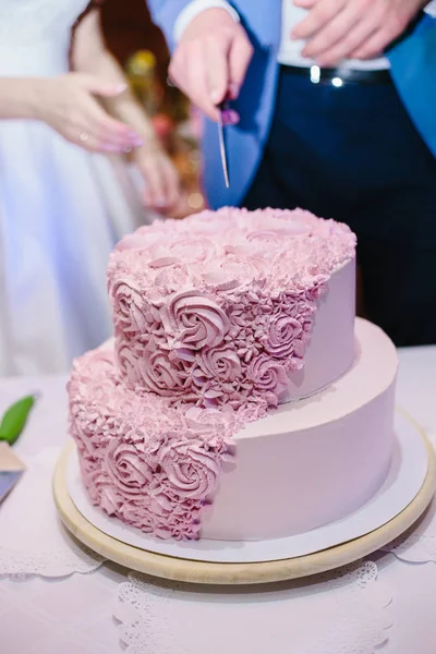 Μια παραδοσιακή και διακοσμητικά γαμήλια τούρτα — Φωτογραφία Αρχείου