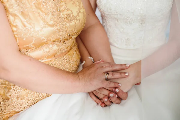 Bruid Met Moeder Bruiloft Hand Gelukkig Samen — Stockfoto