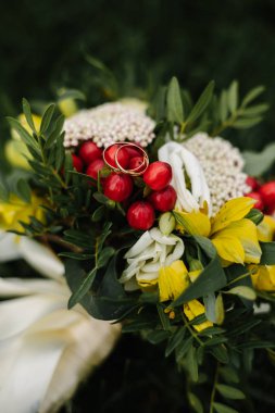 Düğün buketi ve yüzük detay