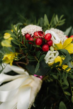 Düğün buketi ve yüzük detay