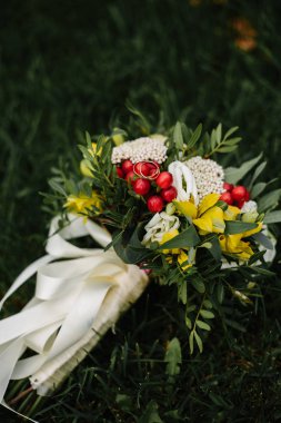 Düğün buketi ve yüzük detay