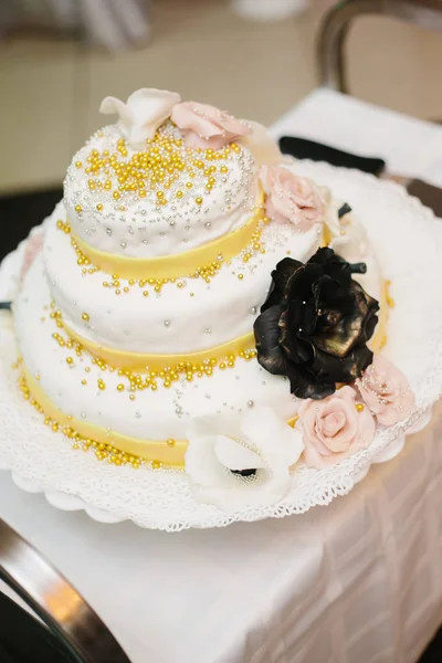 Tort weselny tradycyjne i dekoracyjne — Zdjęcie stockowe