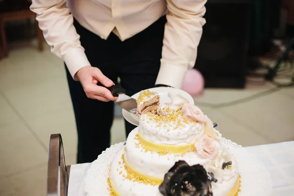 Традиционный и декоративный свадебный торт — стоковое фото