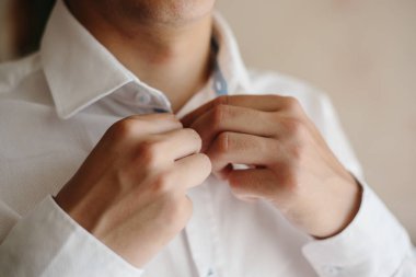 Moda ayrıntılı görüntü giyen damadın