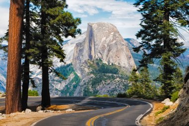 Glacier Point Yosemite Milli Parkı, Kaliforniya'da giden yol