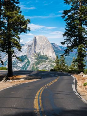 Glacier Point Yosemite Milli Parkı, Kaliforniya'da giden yol