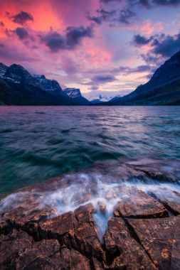 Günbatımı sahil St Mary Gölü Glacier Ulusal Parkı, Montana, ABD