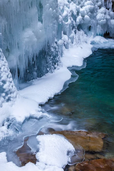 Детали льда и воды в Джонстон-Каньоне, Национальный парк Банф, Альберта, Канада — стоковое фото