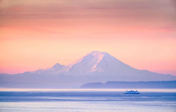 Mount Rainier, Washington, ABD ile gündoğumu, Puget Sound geçen bir gemi — Stok fotoğraf