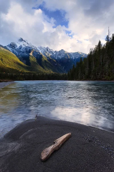 Horská řeka v kanadských Skalistých horách, Britská Kolumbie, Kanada — Stock fotografie