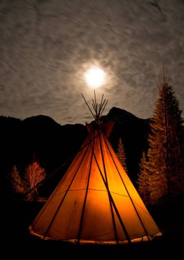 Işıklı teepee dolunay altında.