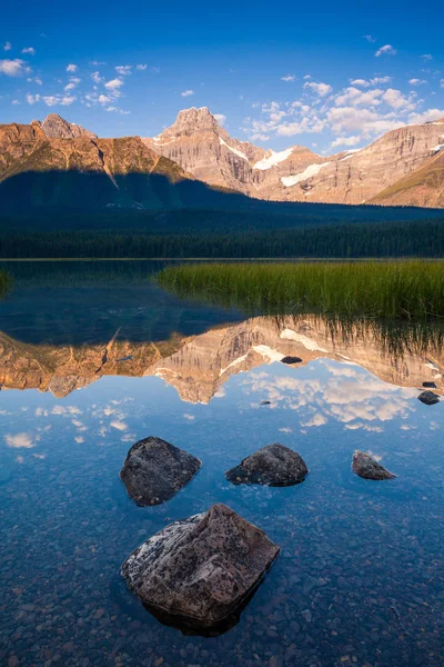 Howse Peak en watervogels Lake in Nationaal Park Banff, Alberta, C — Stockfoto