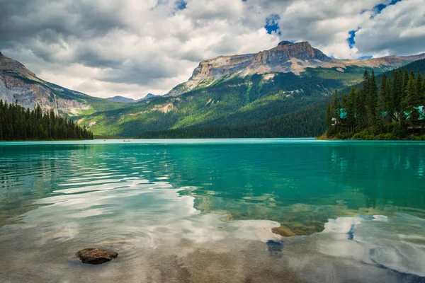 Lago Esmeralda en el Parque Nacional Yoho, BC, Canadá — Foto de Stock