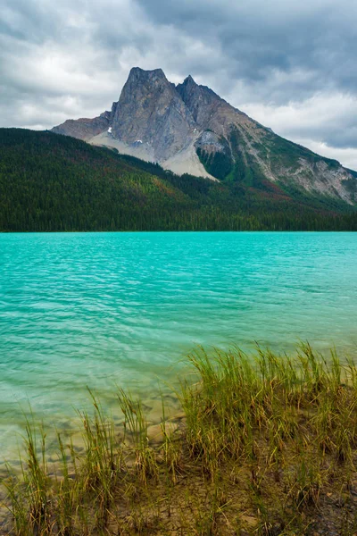 Lago Esmeralda no Parque Nacional Yoho, BC, Canadá — Fotografia de Stock