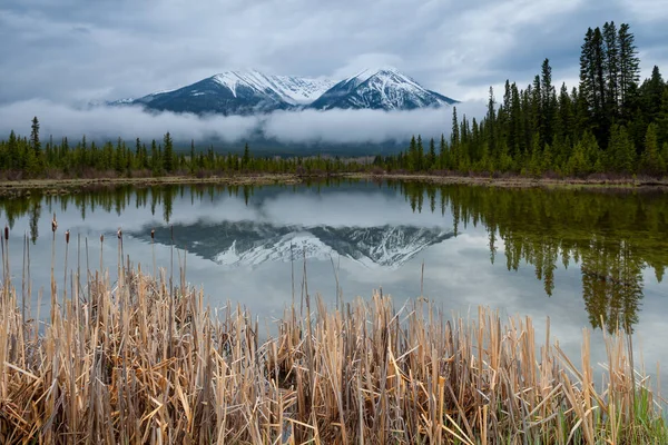 Vermillion Lakes in Banff National Park, Alberta, Canadá — Foto de Stock