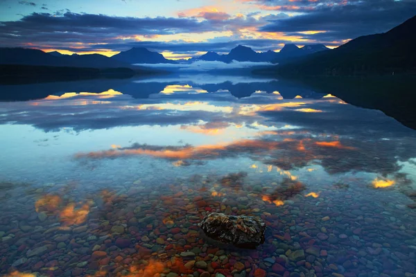 Lake McDonald no Parque Nacional Glacier, Montana, EUA — Fotografia de Stock