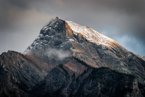 Nieve fresca en un pico de montaña en las Montañas Rocosas Canadienses, British C — Foto de Stock