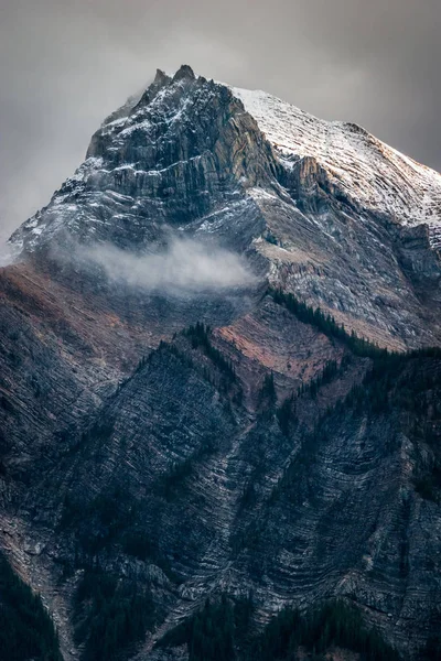 Nieve fresca en un pico de montaña en las Montañas Rocosas Canadienses, British C — Foto de Stock