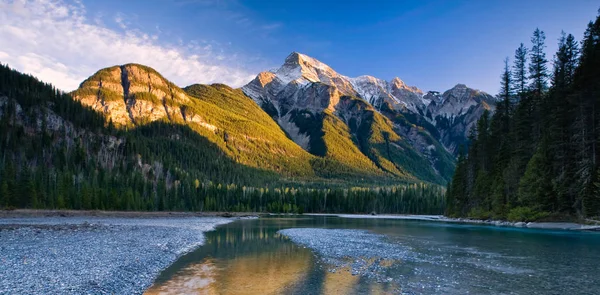 Mountain River v Kanadských Skalistých horách, Britská Kolumbie — Stock fotografie