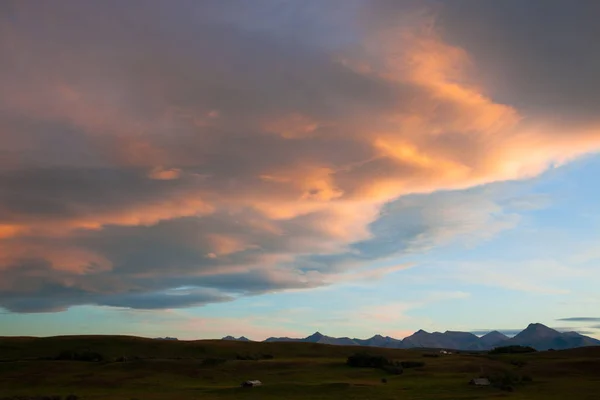 Puesta de sol sobre el país rancho en el sur de Alberta, Canadá — Foto de Stock