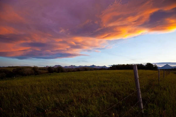 Захід сонця над країні ранчо у Південній Альберти, Канада — стокове фото