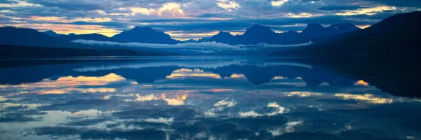 Λίμνη Mcdonald στο εθνικό πάρκο του παγετώνα, Μοντάνα, ΗΠΑ — Φωτογραφία Αρχείου