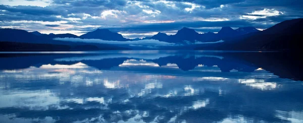 Lac McDonald dans le parc national des Glaciers, Montana, USA — Photo