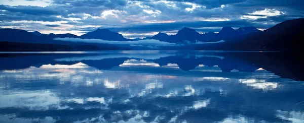 Lake McDonald no Parque Nacional Glacier, Montana, EUA — Fotografia de Stock