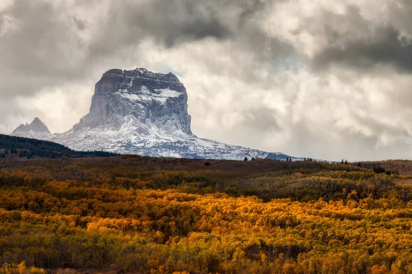 Chief Mountain en otoño en el Parque Nacional Glaciar, Montana, EE.UU. — Foto de Stock