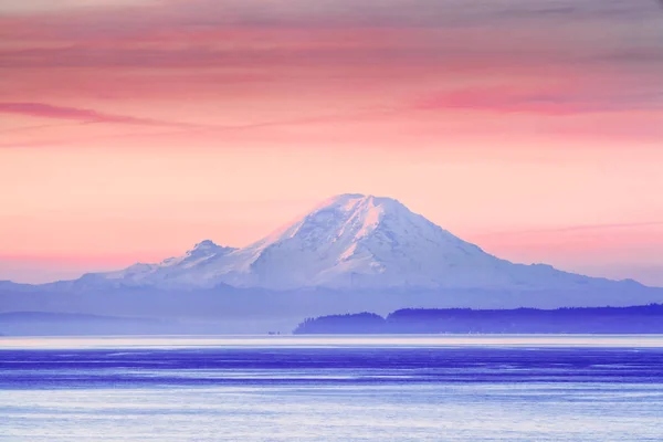 The Puget Sound e Mount Rainier ao nascer do sol, Washington, EUA — Fotografia de Stock
