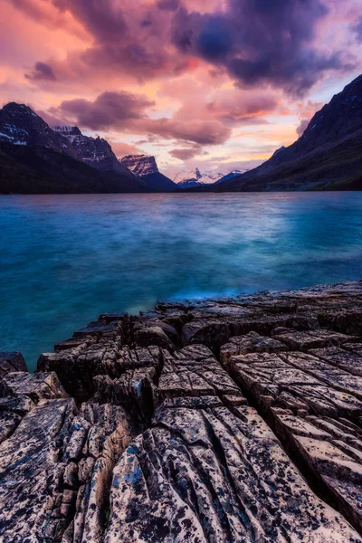 Coucher de soleil sur la rive du lac Sainte-Marie dans le parc national des Glaciers, Mo — Photo