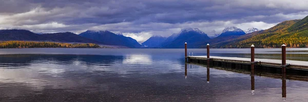 A doca no Lago MacDonald no Parque Nacional Glacier . — Fotografia de Stock