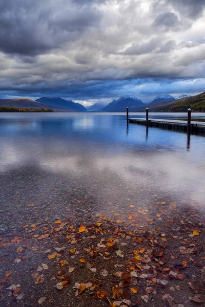 Göl Macdonald buzul Milli Parkı'nda iskelede.