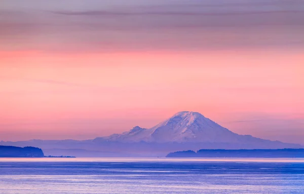 Puget Sound et Mount Rainier au lever du soleil, Washington, États-Unis — Photo