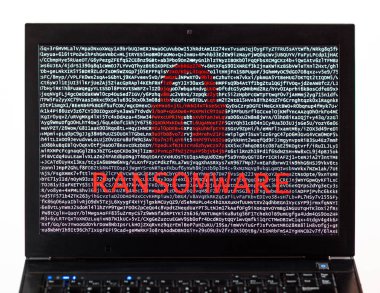 Ransomware metin ile bir dizüstü bilgisayar ekranında şifreli metin üzerinde kırmızı kilit