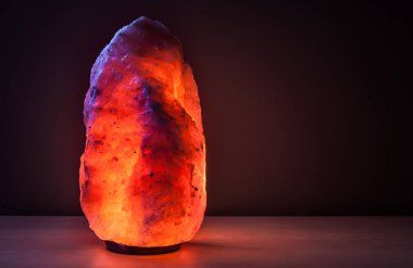 Ahşap masa ışıklı Himalaya tuz lambası