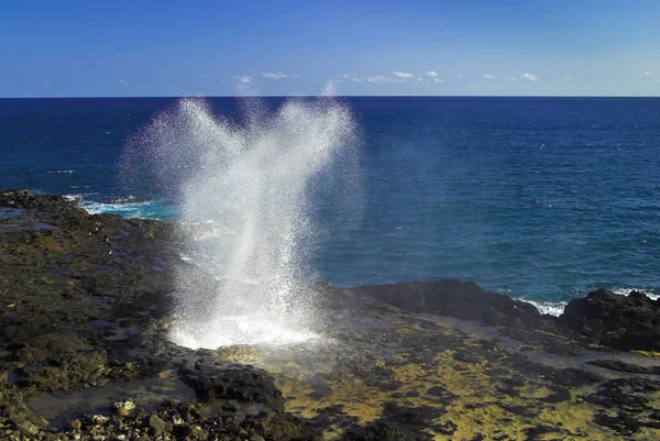 Води від океану, будучи розпорошується з фонтануючий Ріг, послугами — стокове фото