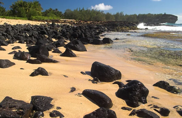 Naufragio Playa con rocas volcánicas balck, Kauai — Foto de Stock