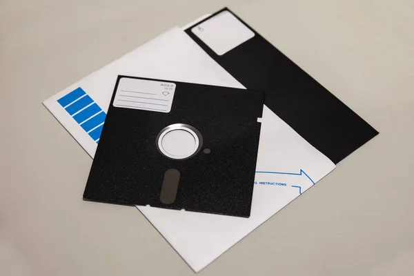 Gamla 5,25 och 8 tums disketter isolerad på ljus bakgrund — Stockfoto