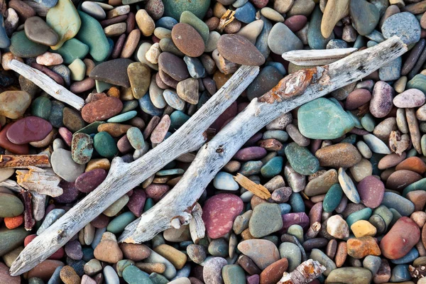 Прокатились по пляжу из разноцветных булыжников и камней — стоковое фото
