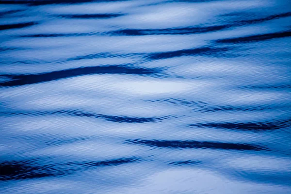 Ripples and waves on the surface of water — Stock Photo, Image