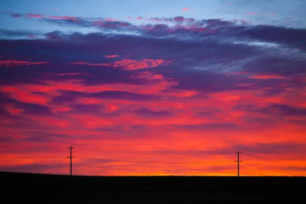 Барвисте небо на сході сонця з телефонним полюсом і лінією — стокове фото